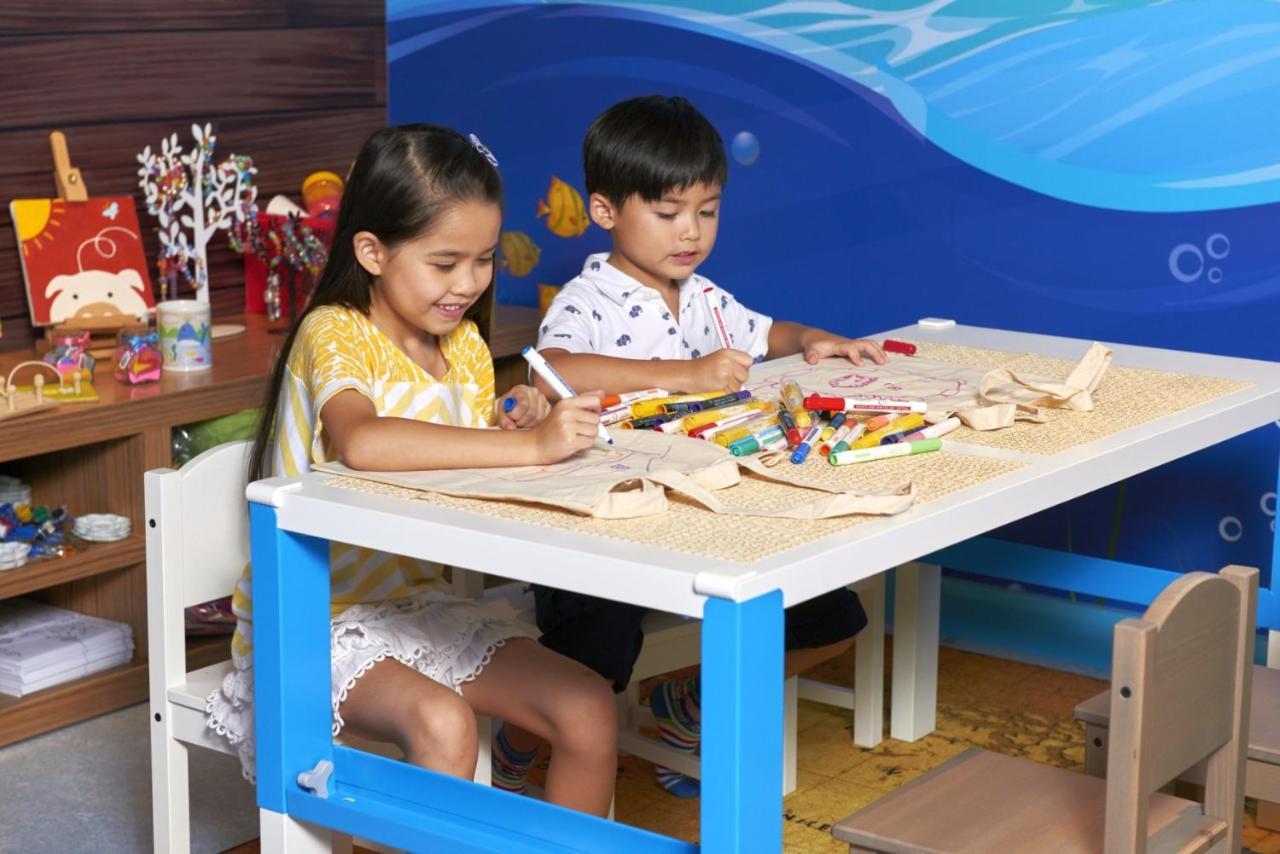 Hong Kong Gold Coast Hotel Esterno foto Children playing with toys