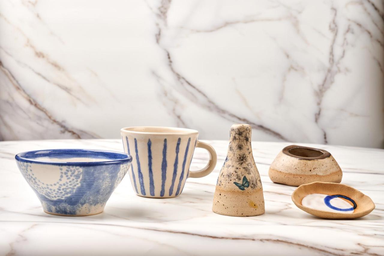 Hong Kong Gold Coast Hotel Esterno foto Ceramic tableware