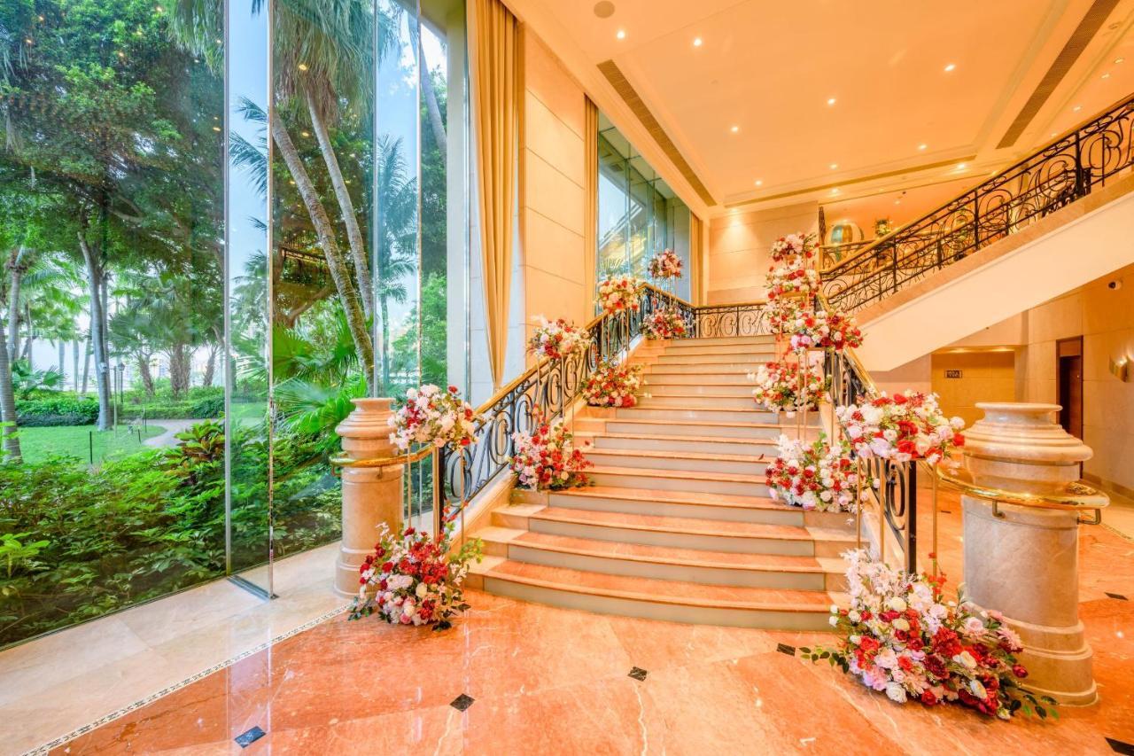 Hong Kong Gold Coast Hotel Esterno foto The staircase at the lobby