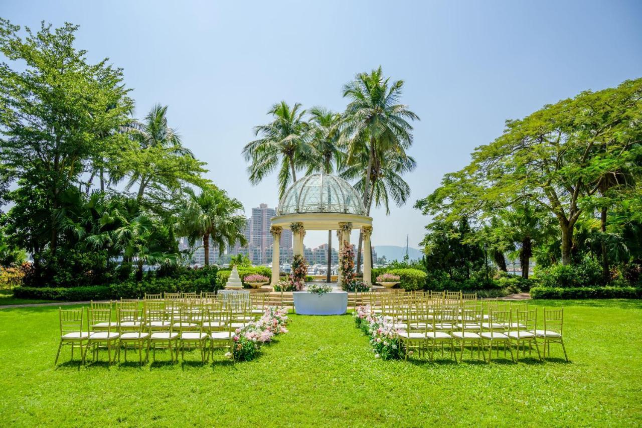 Hong Kong Gold Coast Hotel Esterno foto The lawn at the Hong Kong Club