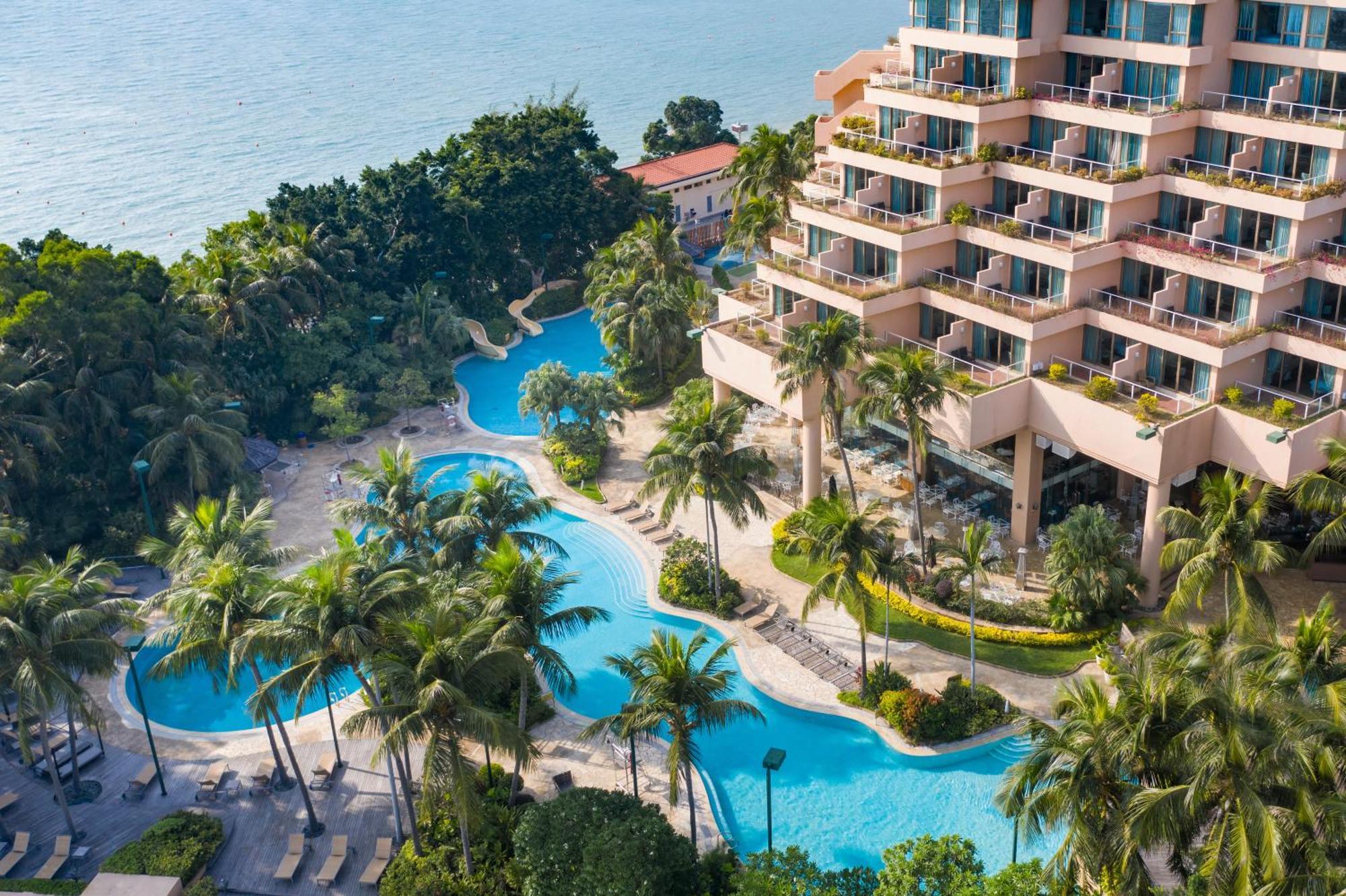 Hong Kong Gold Coast Hotel Esterno foto The swimming pool at Shangri-La Tanjung Rhu