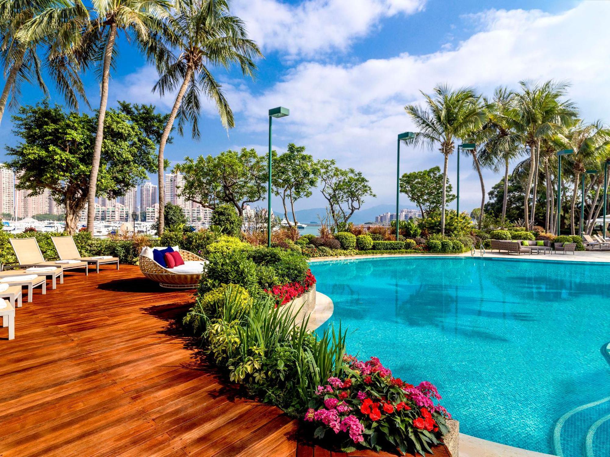Hong Kong Gold Coast Hotel Esterno foto The pool at the Westin