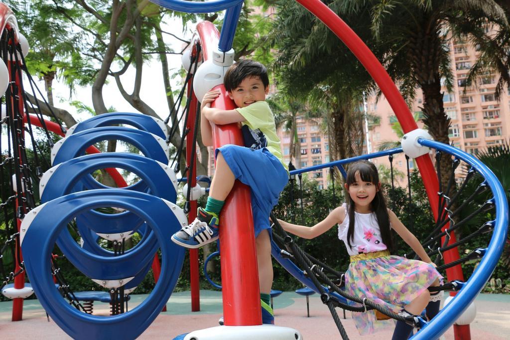 Hong Kong Gold Coast Hotel Esterno foto Children playing on a climbing frame