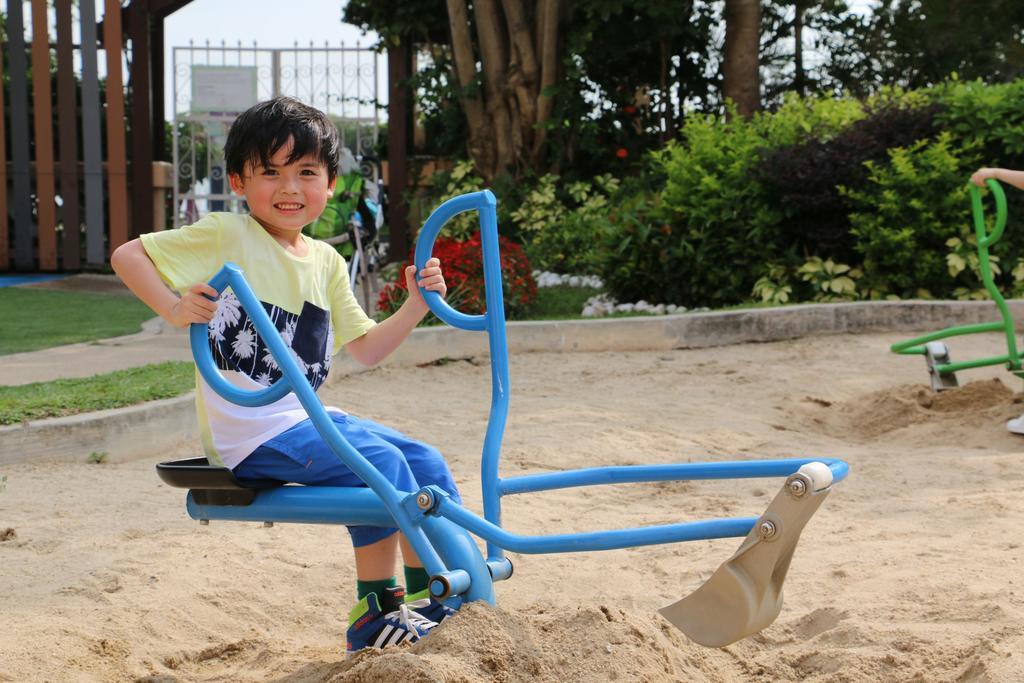 Hong Kong Gold Coast Hotel Esterno foto A child playing with a sandbox digger